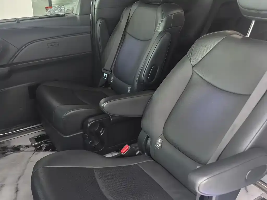 Toyota Sienna — фото 4