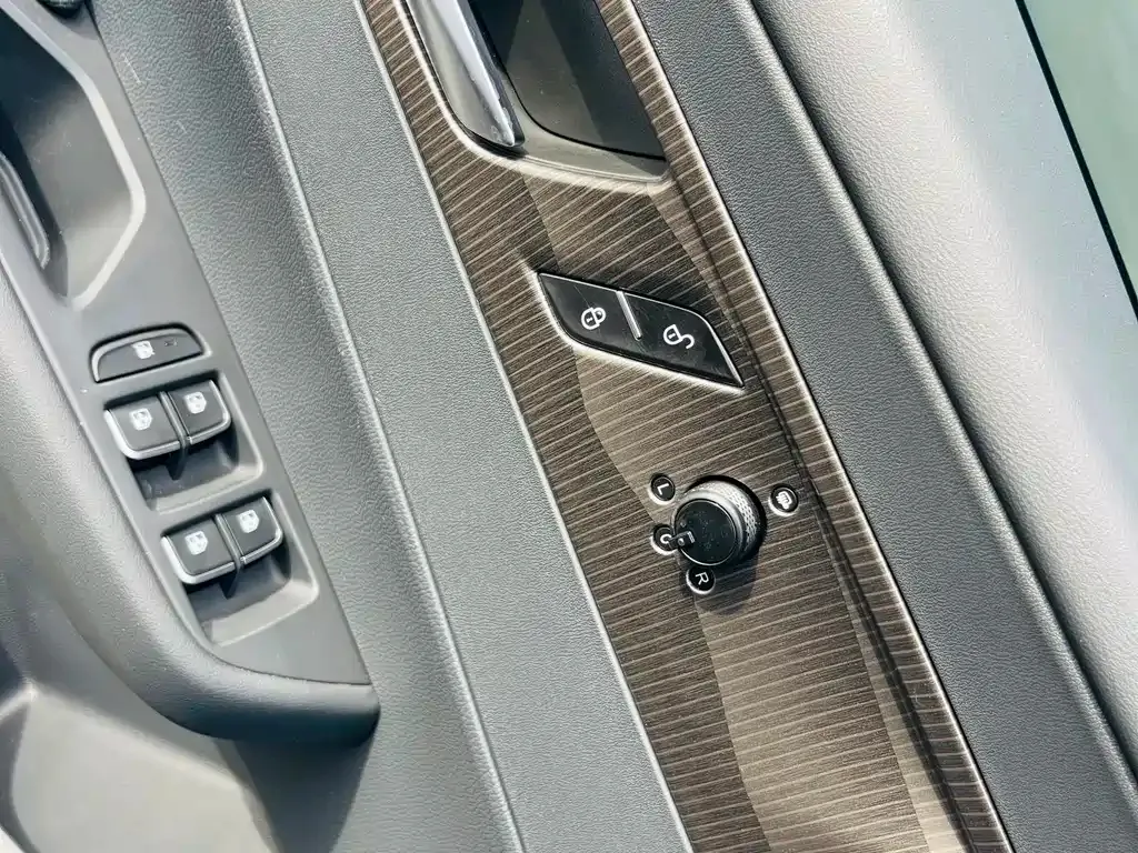 Hongqi E-QM5 — фото 8