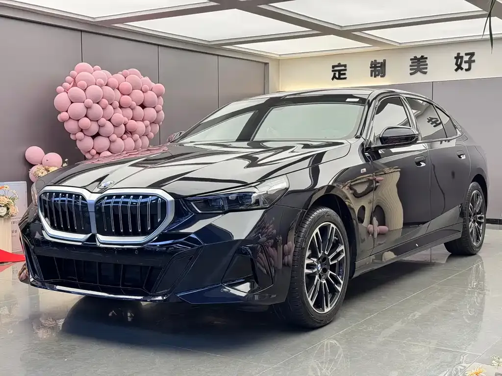 BMW 5 Series — фото 1