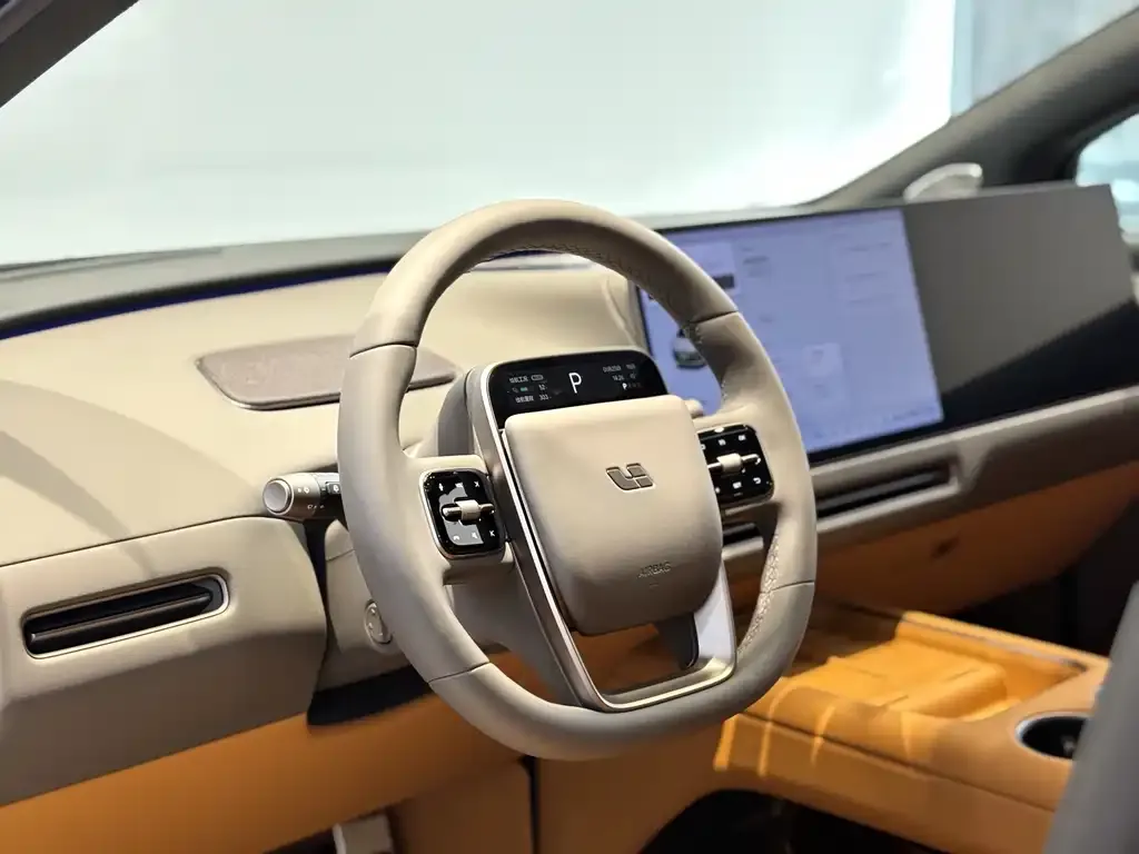 Li Auto i8 — фото 4