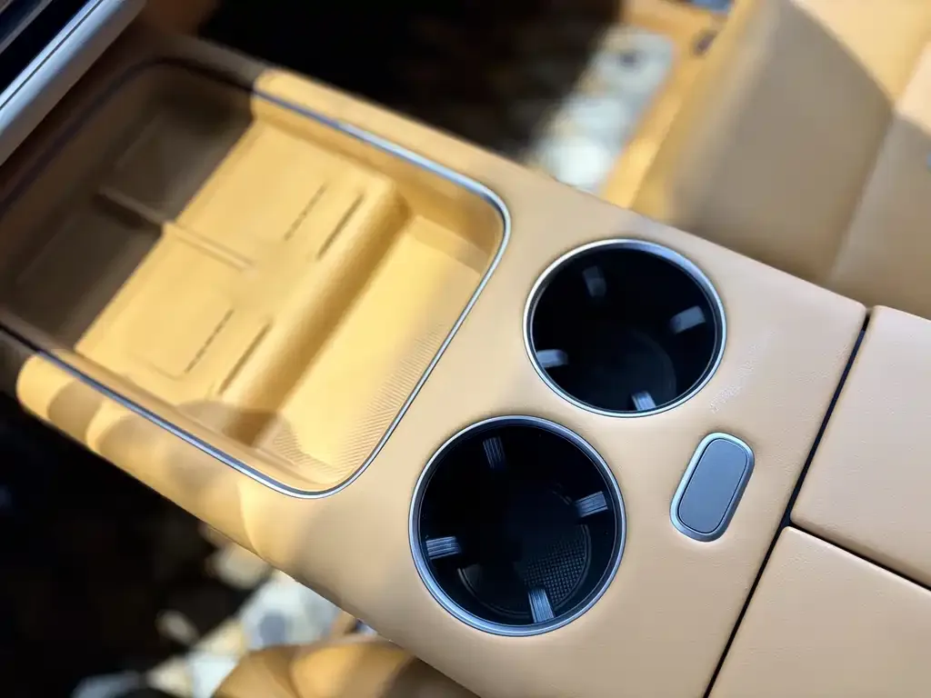 Li Auto i8 — фото 7