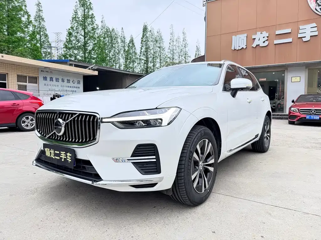 Volvo XC60 — фото 1