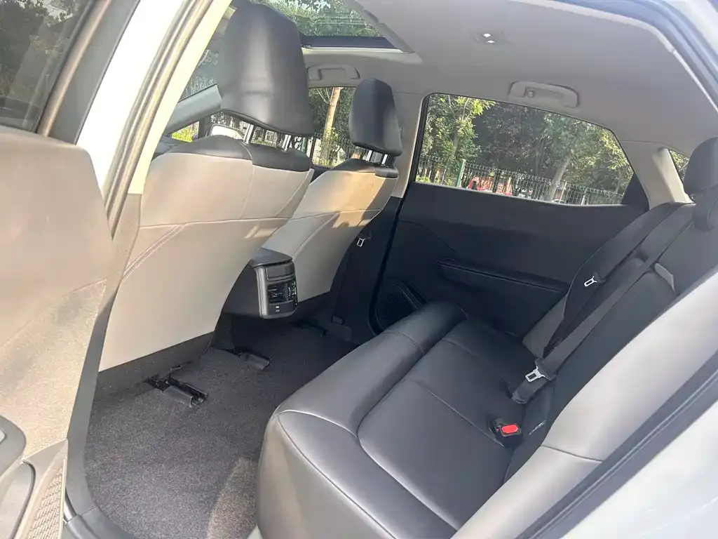 Toyota bZ3 2023 из CN, фото 3