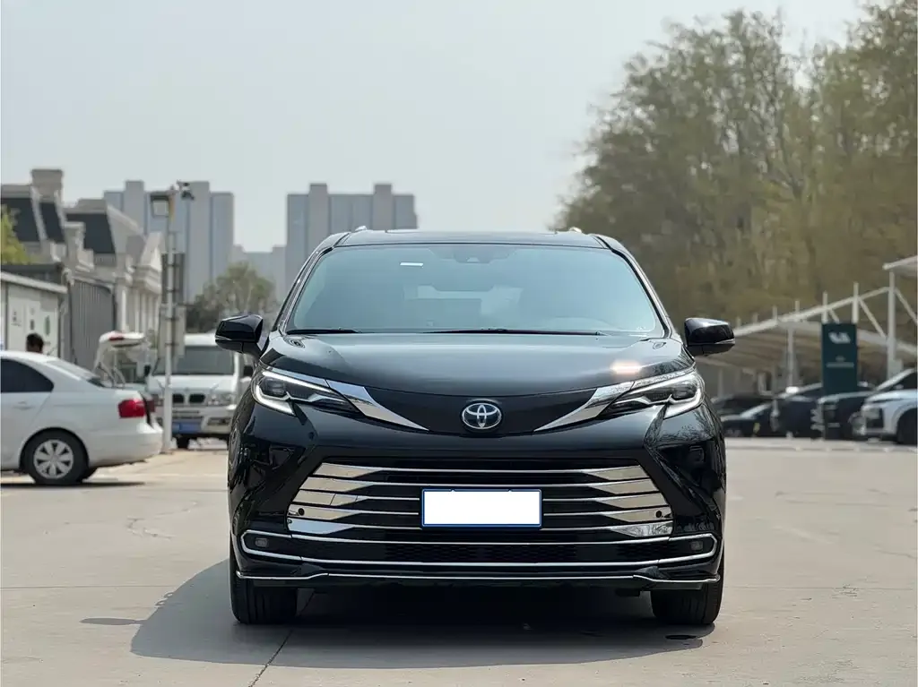 Toyota Sienna 2023 из CN, фото 2