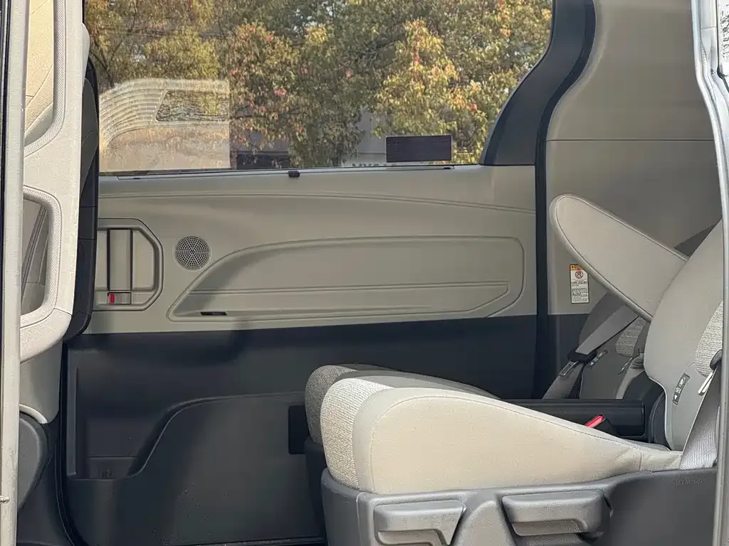 Toyota Sienna 2023 из CN, фото 9