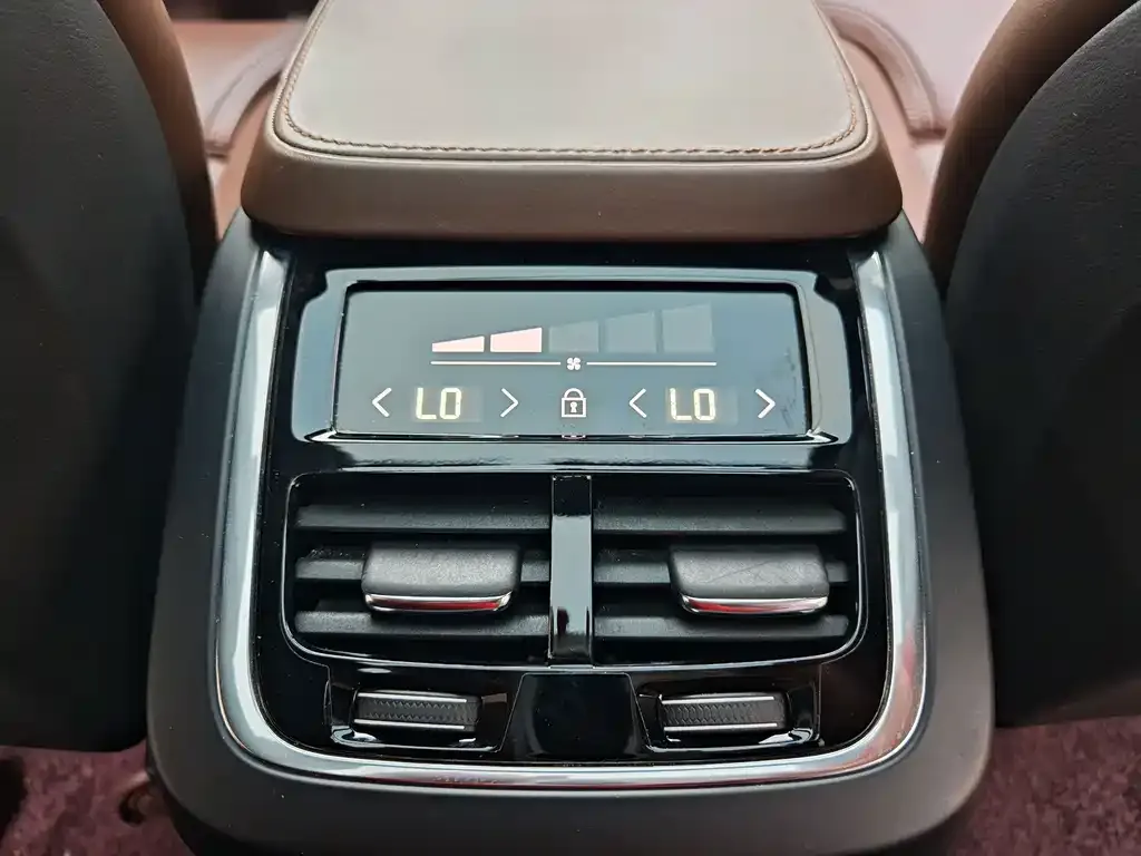 Volvo XC90 PHEV 2022 из CN, фото 2