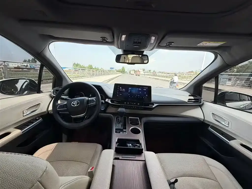 Toyota Sienna 2022 из CN, фото 2