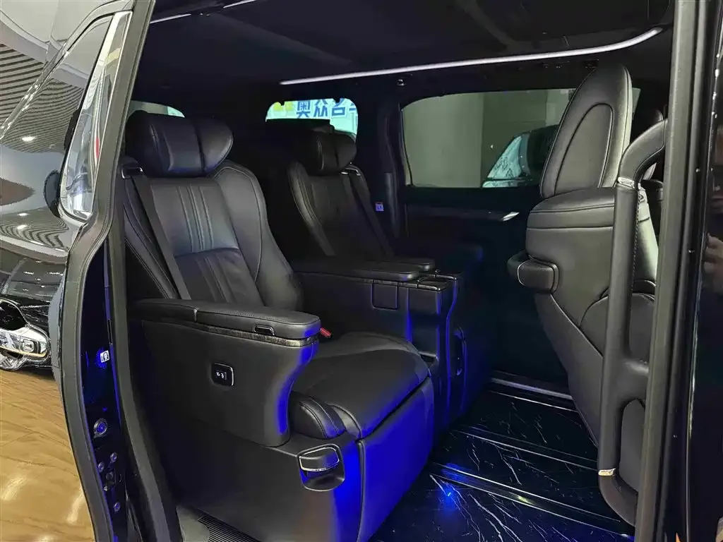 Toyota Alphard — фото 2