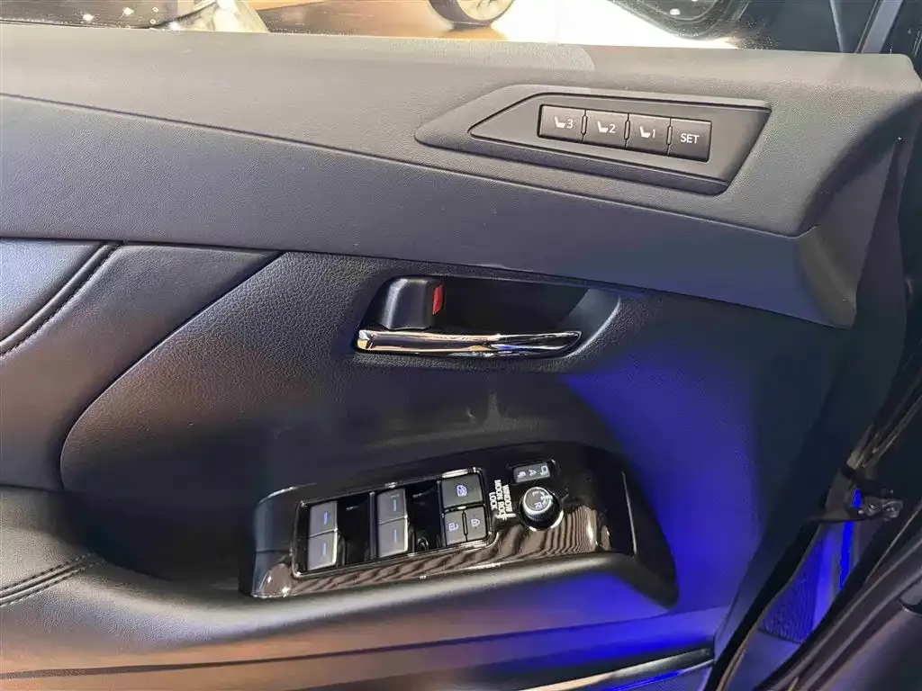 Toyota Alphard — фото 3