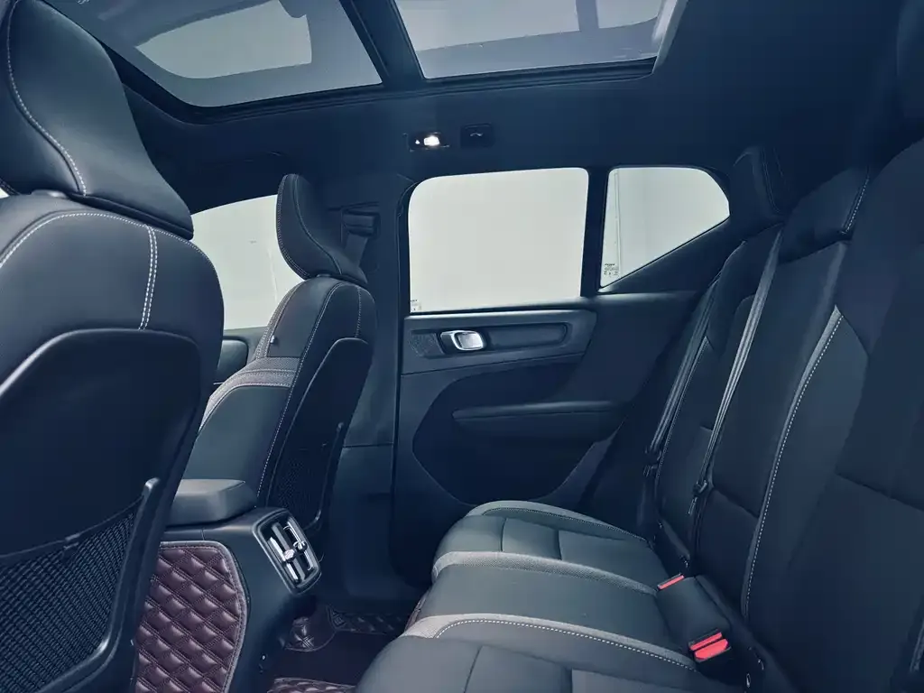 Volvo XC40 2023 из CN, фото 2