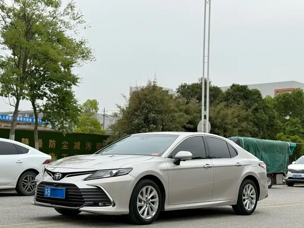 Toyota Camry — фото 1