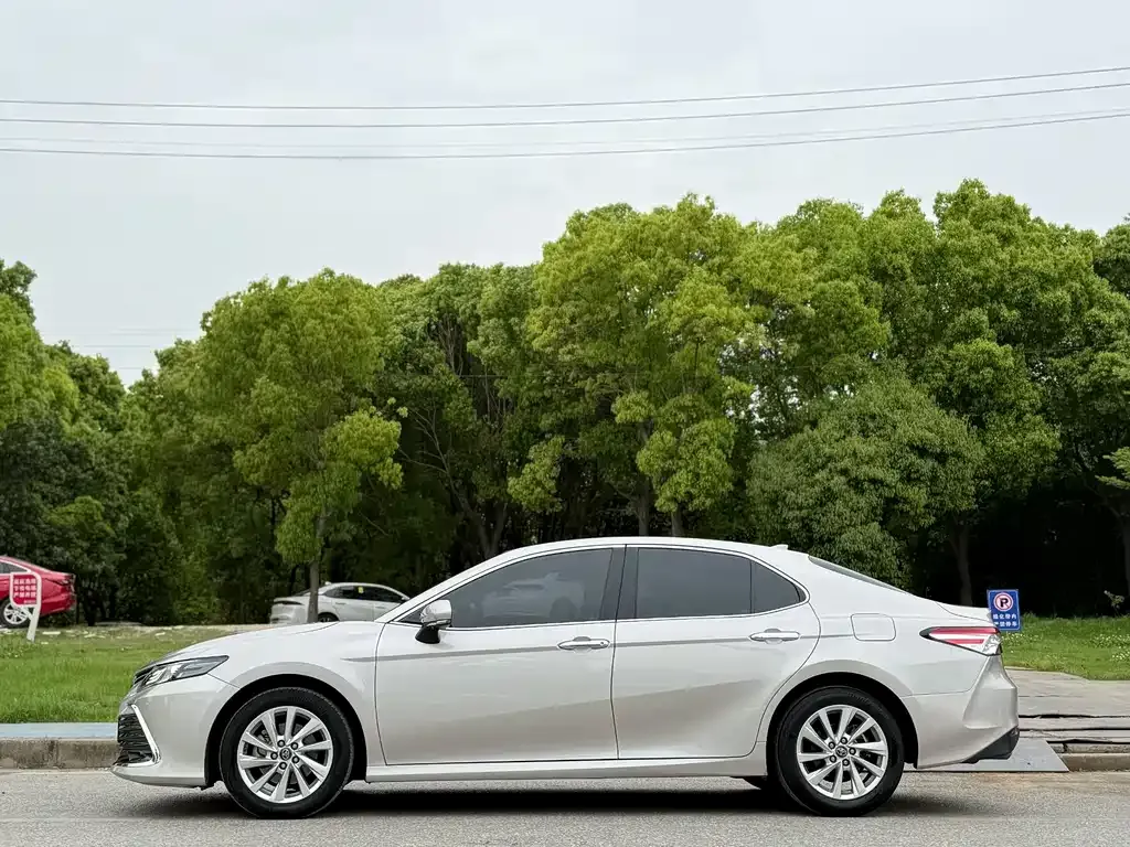 Toyota Camry — фото 10