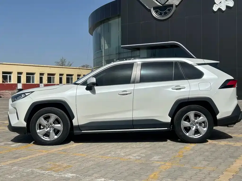 Toyota RAV4 — фото 8