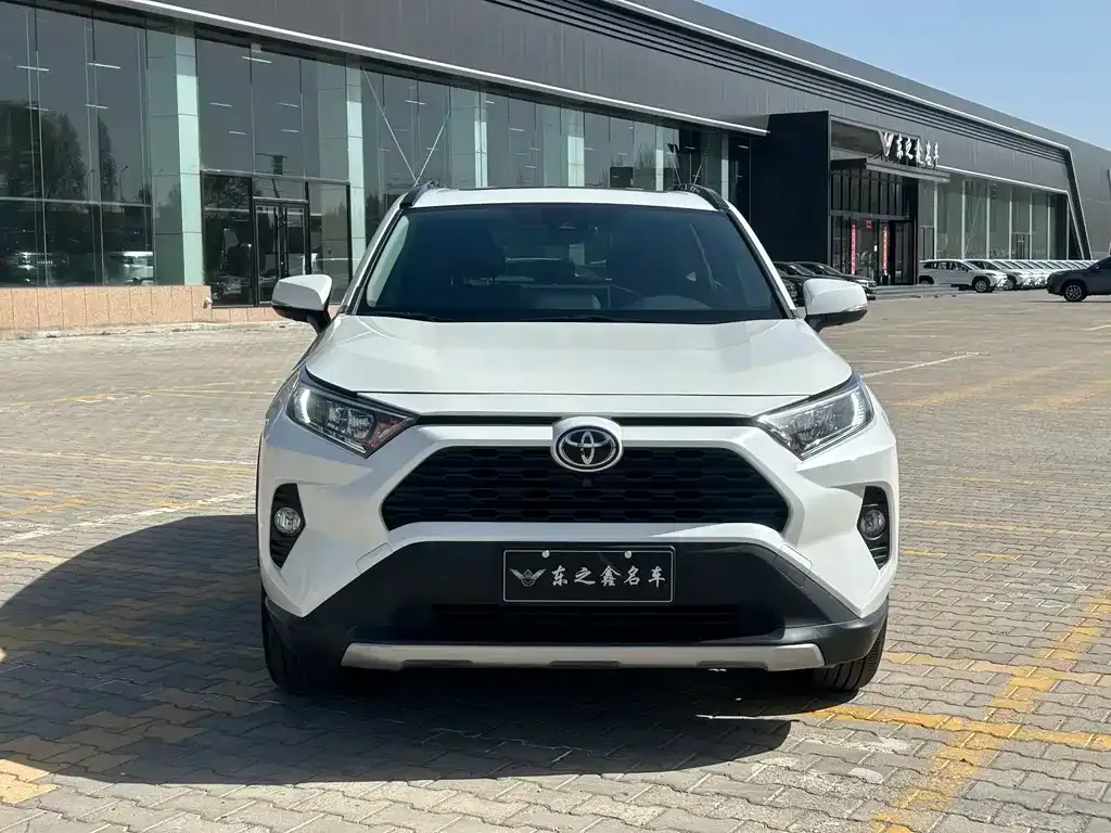 Toyota RAV4 — фото 7