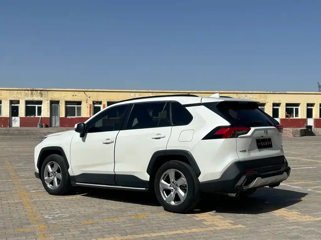 Toyota RAV4 — фото 9