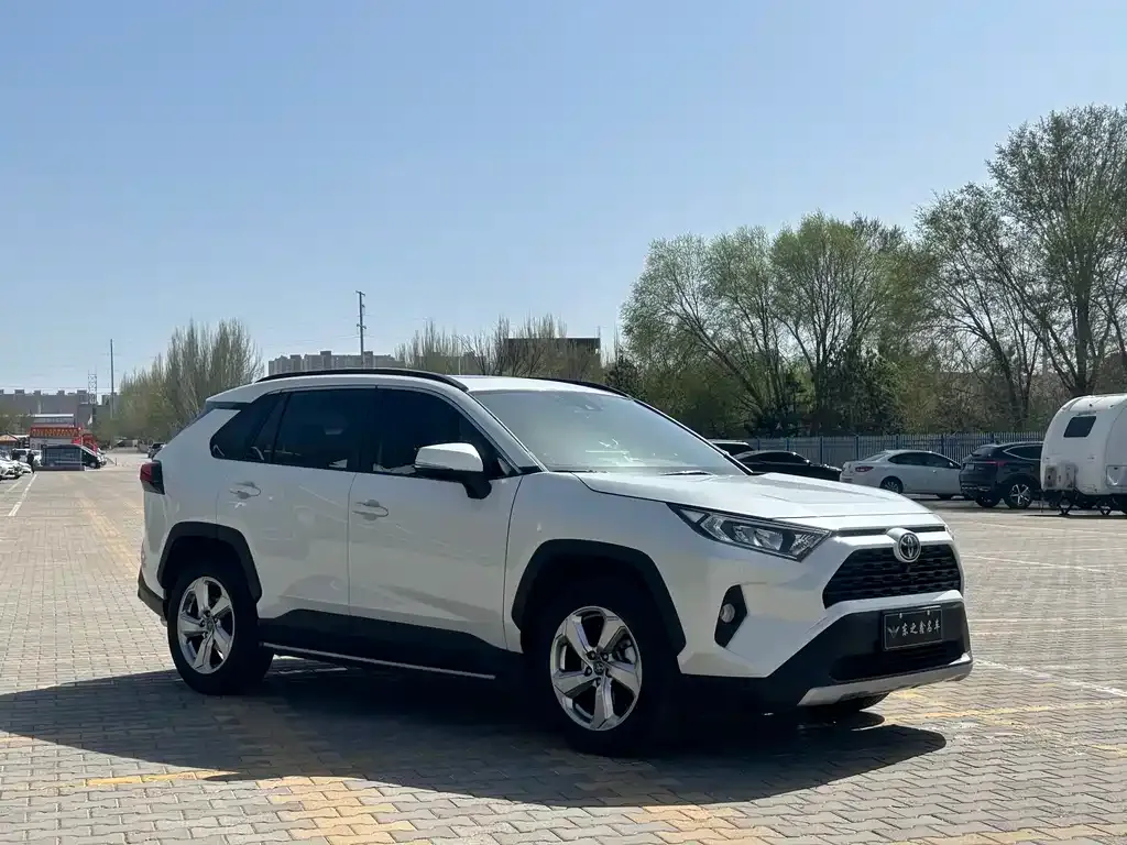 Toyota RAV4 — фото 6