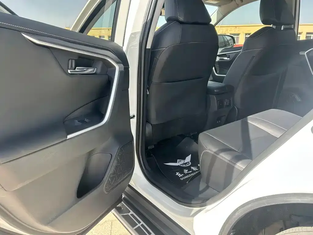 Toyota RAV4 — фото 2