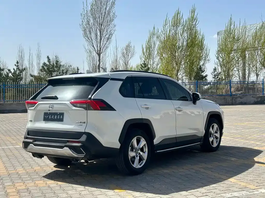 Toyota RAV4 — фото 10
