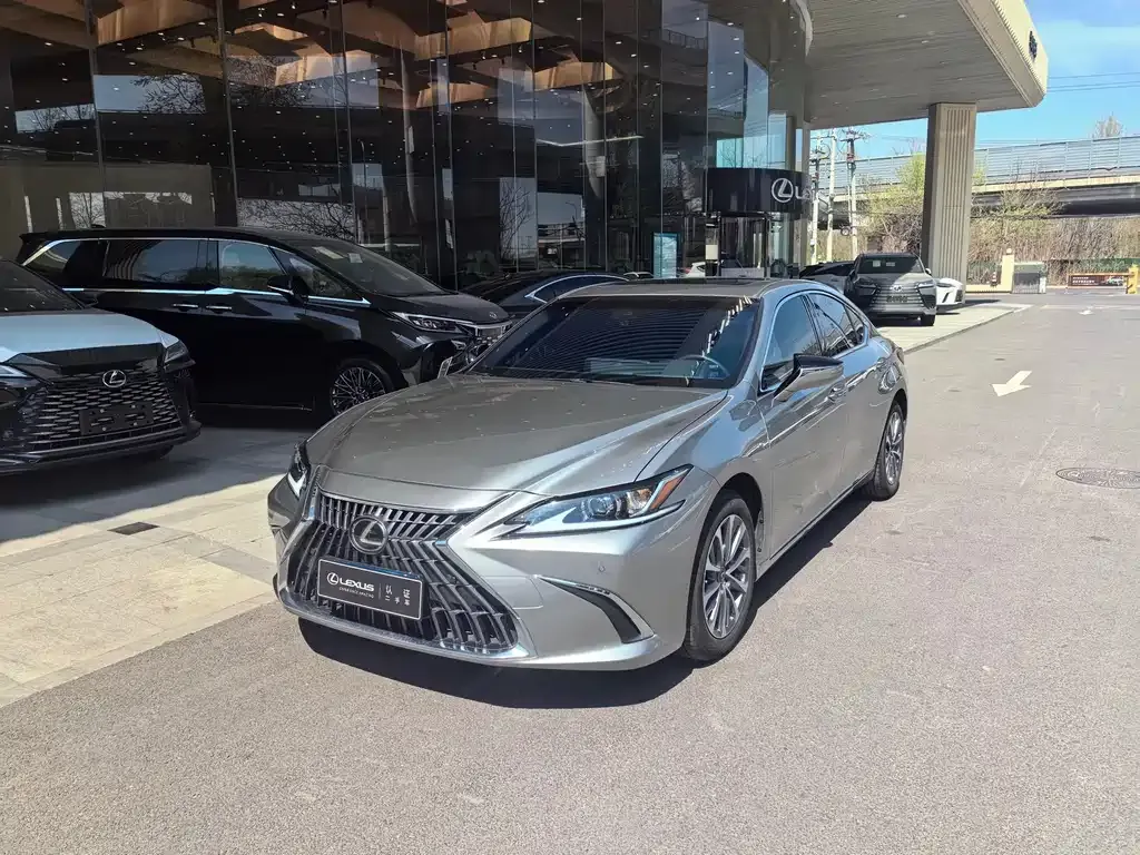 Lexus ES — фото 1