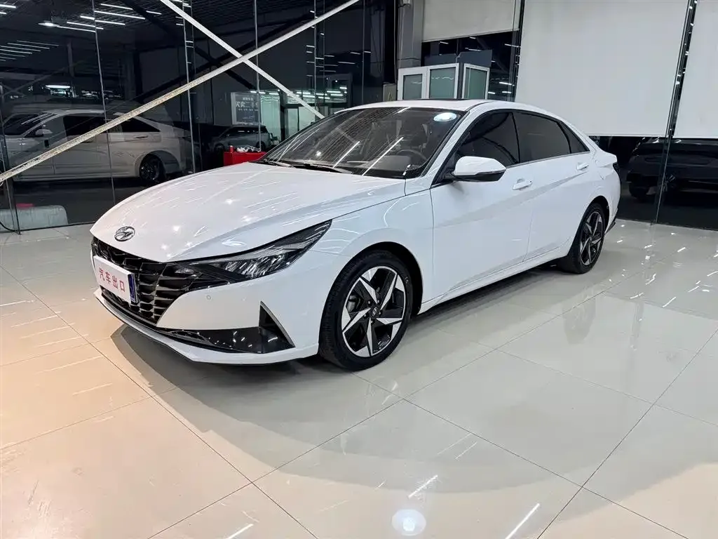 Hyundai Elantra — фото 1