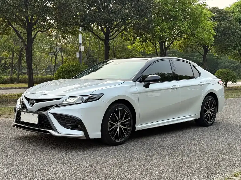 Toyota Camry — фото 1