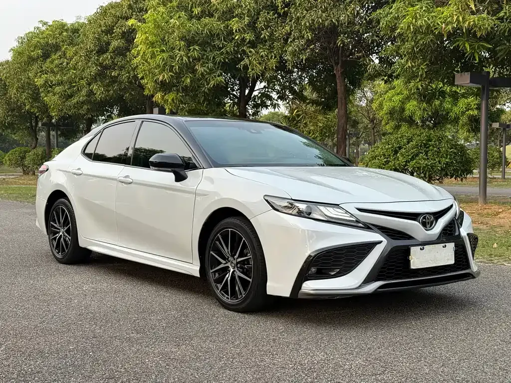 Toyota Camry — фото 10