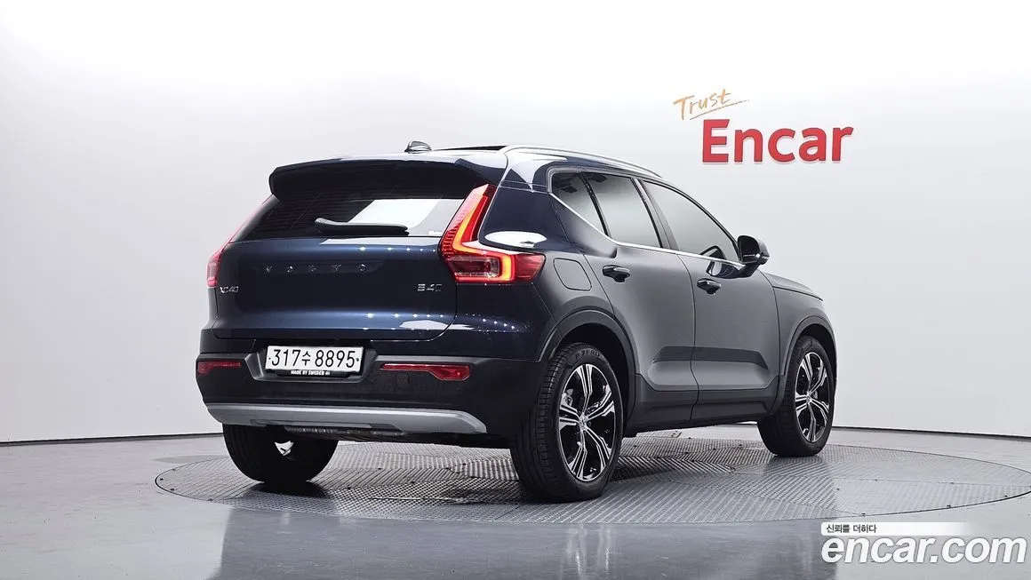 Volvo XC40 — фото 7