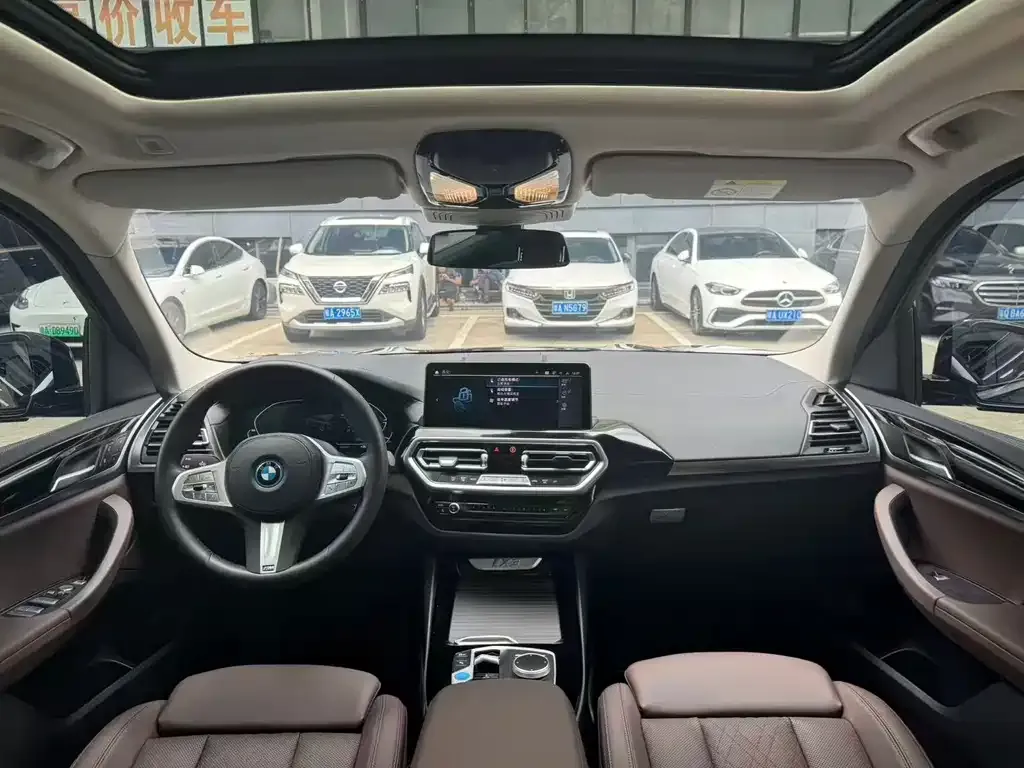 BMW iX3 — фото 10