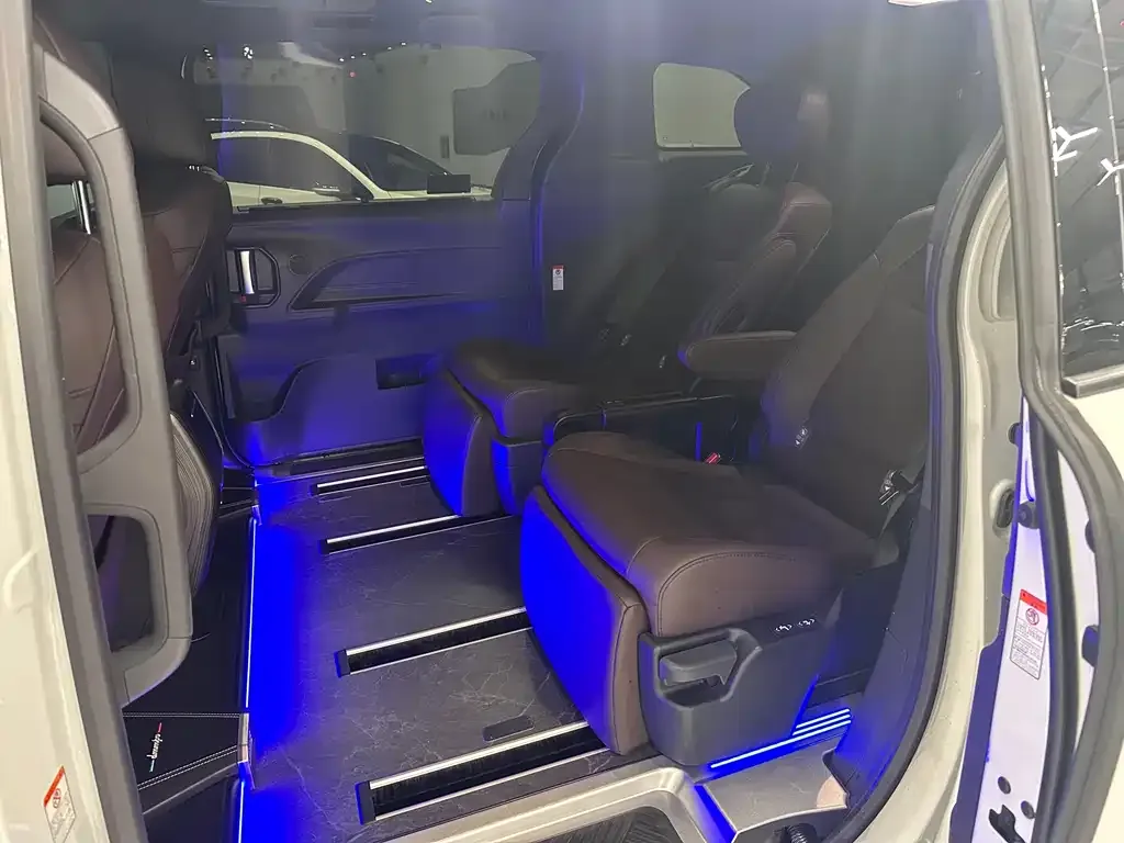 Toyota Granvia — фото 3