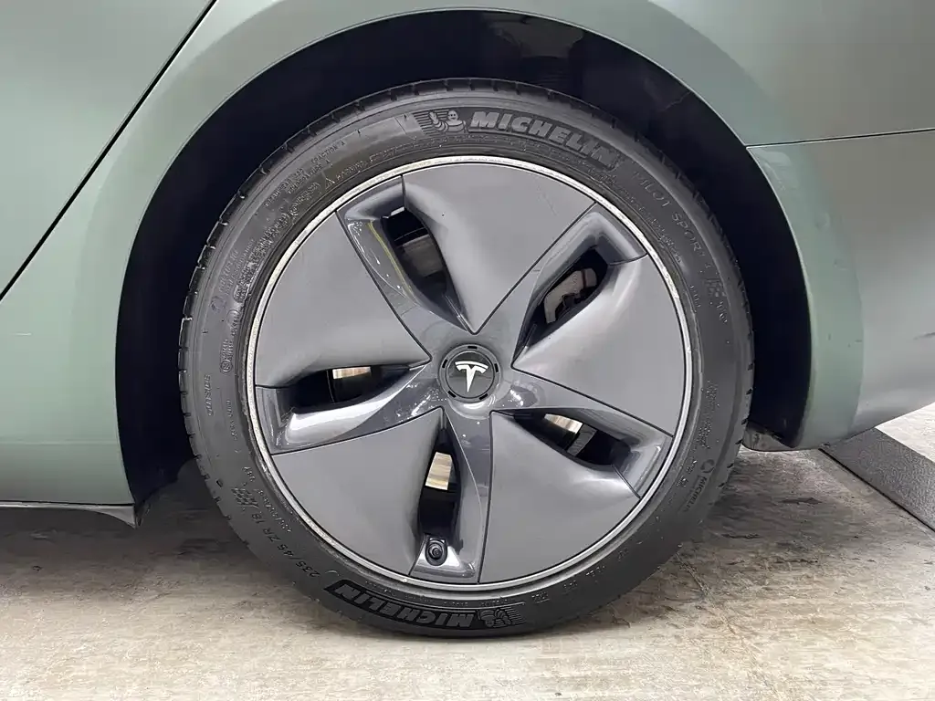 Tesla Model 3 — фото 9