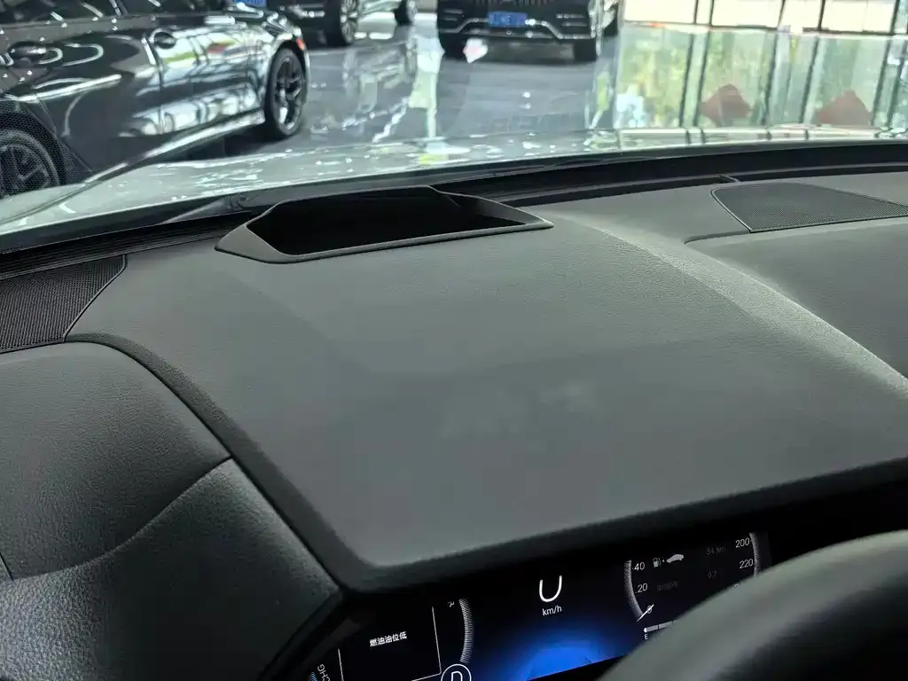 Toyota Granvia — фото 3