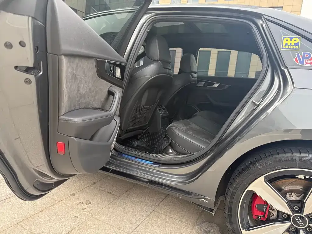Audi A4L 2023 из CN, фото 3