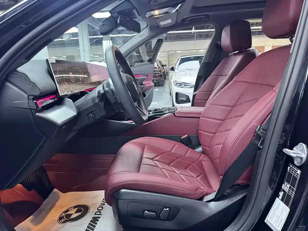 BMW 5 Series 2025 из CN, фото 2