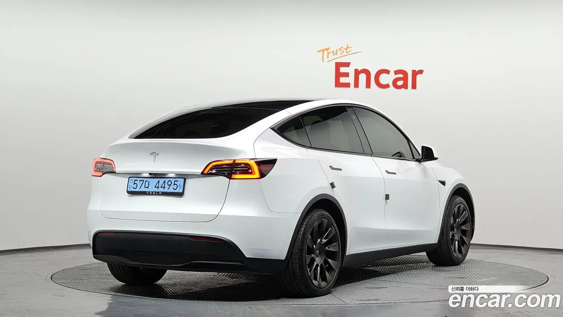 Tesla Model Y — фото 8