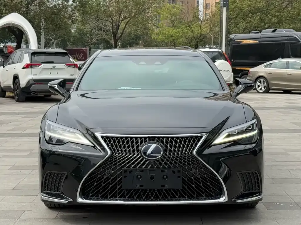 Lexus LS — фото 1