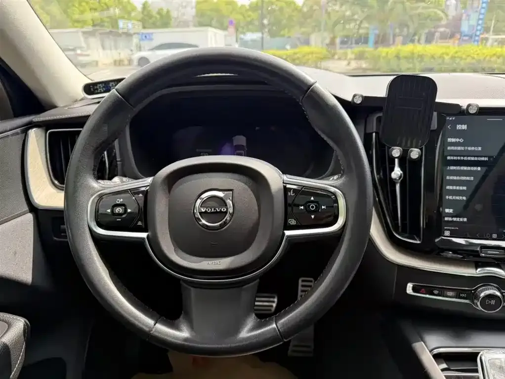 Volvo XC60 — фото 2