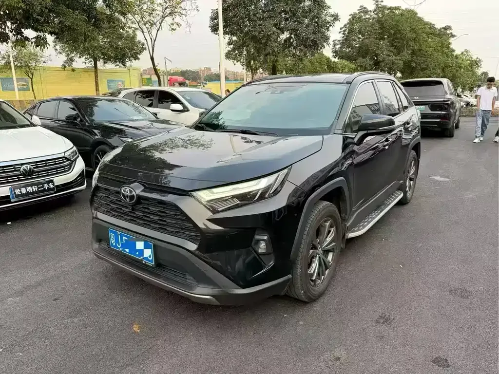 Toyota RAV4 — фото 1