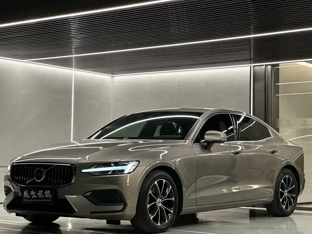 Volvo S60 — фото 1