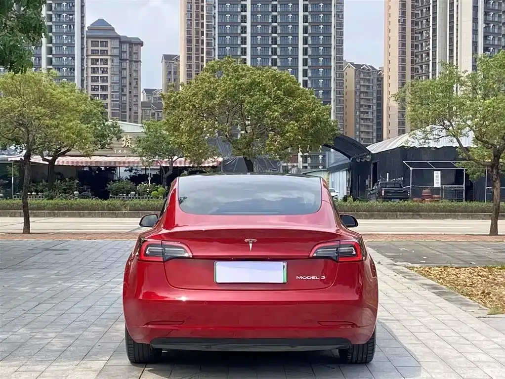 Tesla Model 3 — фото 9