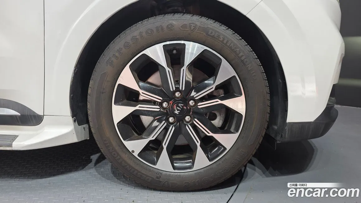 Kia Carnival — фото 10