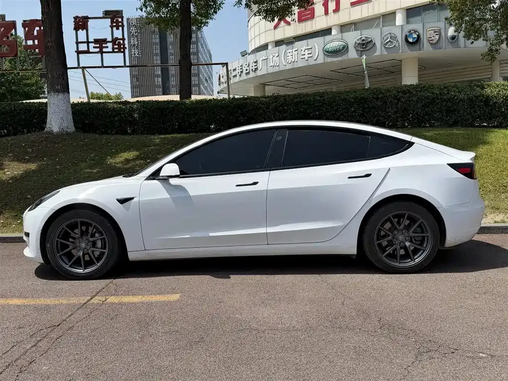 Tesla Model 3 — фото 9