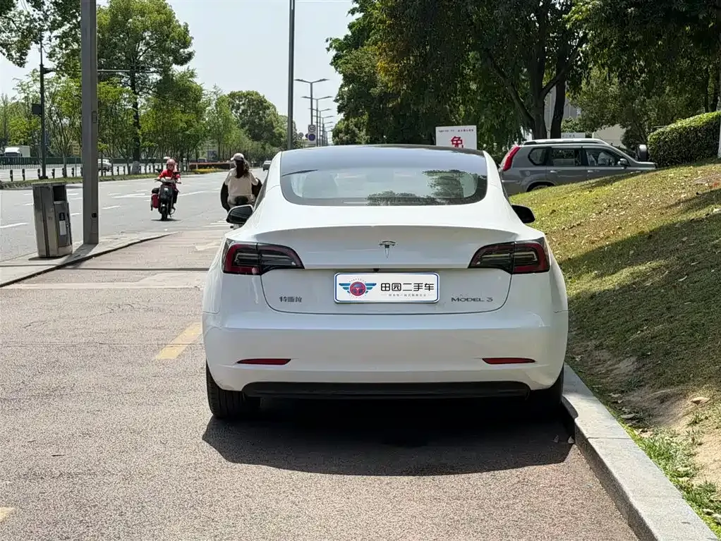 Tesla Model 3 — фото 10