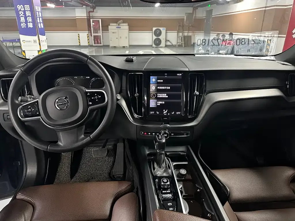 Volvo XC60 — фото 10