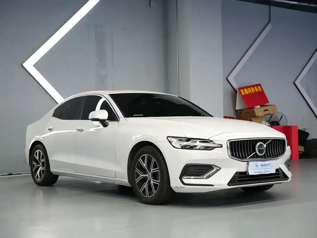 Volvo S60 2023 из CN, фото 4
