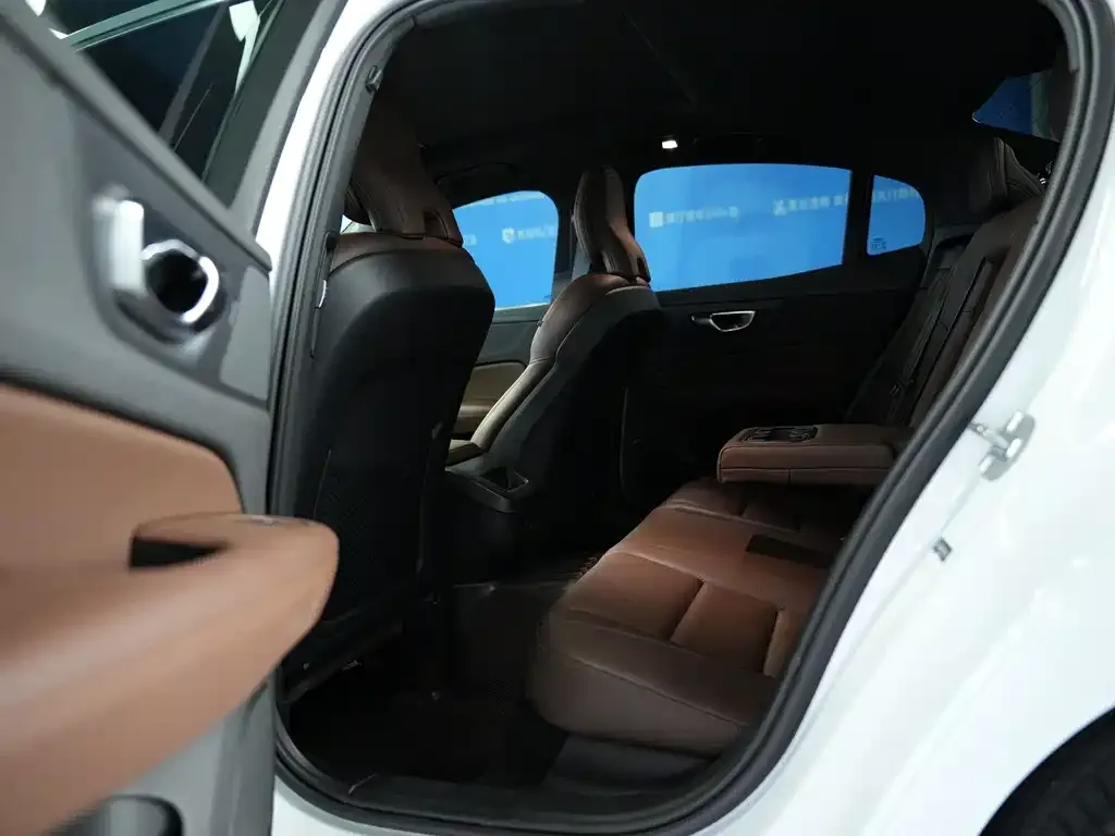 Volvo S60 2023 из CN, фото 6
