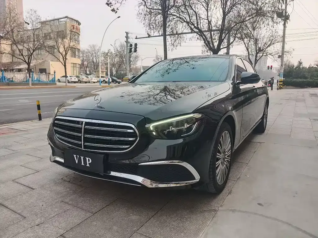 Mercedes-Benz E-Class — фото 1