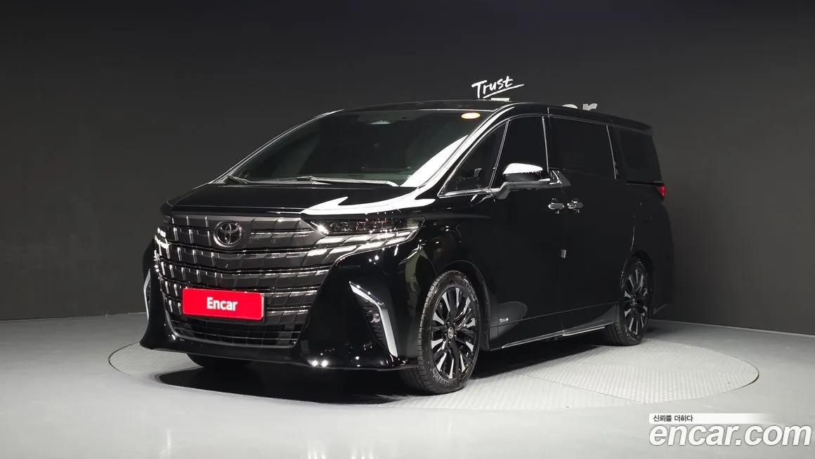 Toyota Alphard — фото 1