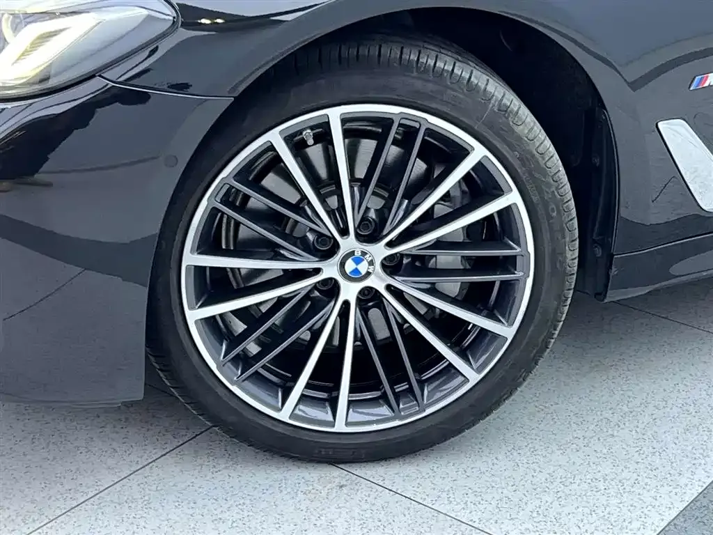 BMW 5 Series — фото 9