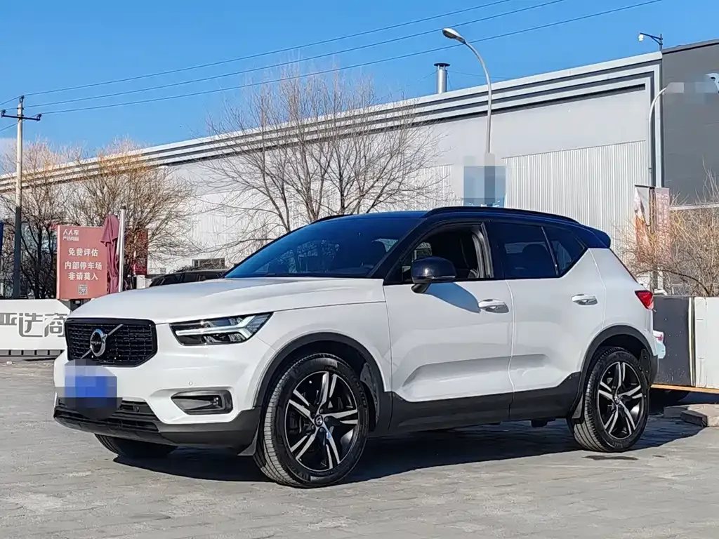 Volvo XC40 — фото 1
