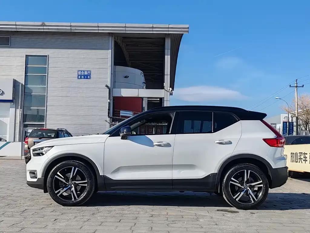 Volvo XC40 — фото 8